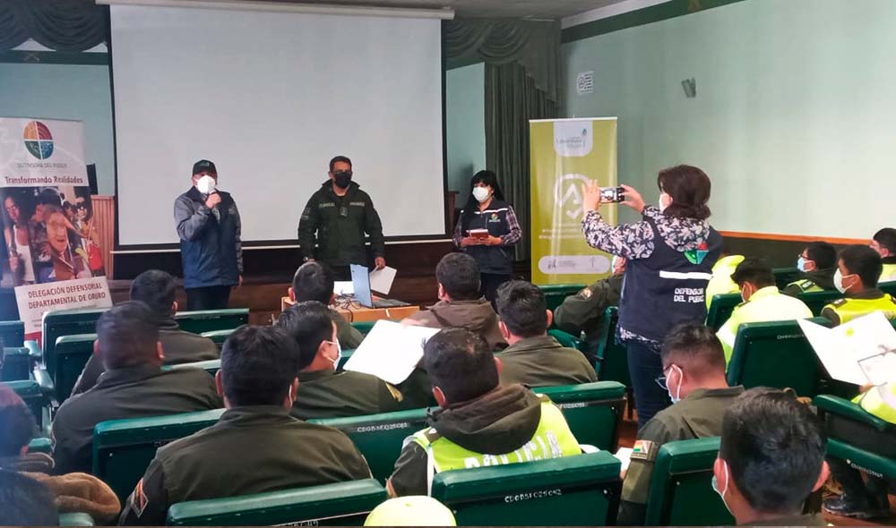 Oruro. Se realizó el taller sobre trata de personas a policías de la Dirección Departamental de Tránsito 